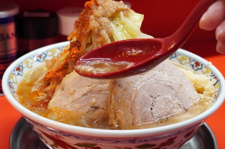 トッピングのトウガラシやニンニクが少し溶け出し、刺激のある味だ。