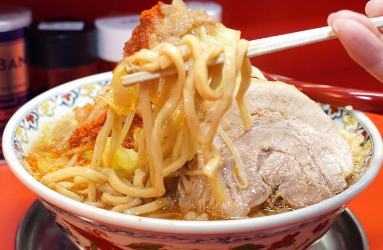 麺を探すのもひと苦労なほど、茹で野菜が埋め尽くす。