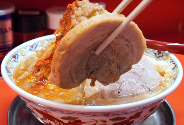 スープの濃度やトッピングの量にも負けず、しっかりと旨味を主張するチャーシュー。