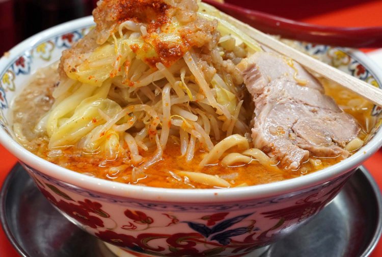 スープも唐辛子の赤さで染まっていく。