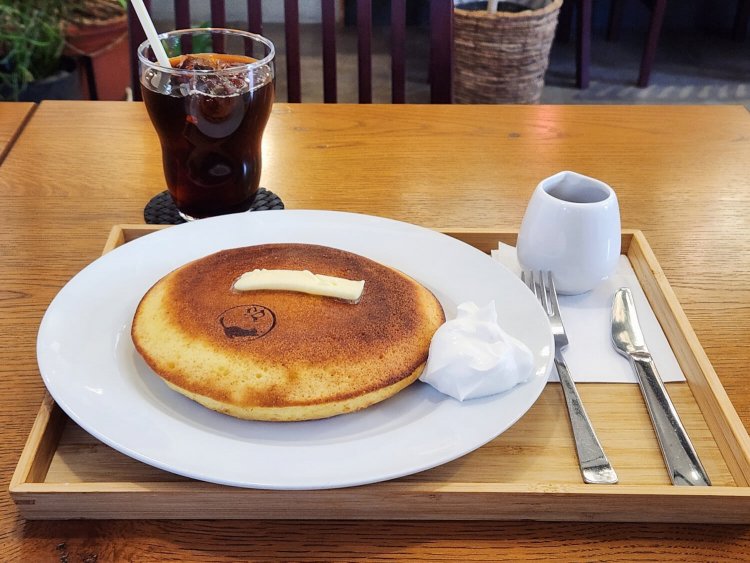 厚焼きホットケーキ 780円、アイスコーヒー 580円。※平日13時以降ドリンクセット100円引。