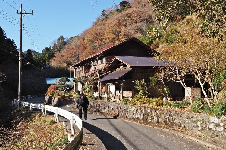 関場から醍醐川沿いに歩く。振宿の民家。降宿とも書くようだ。