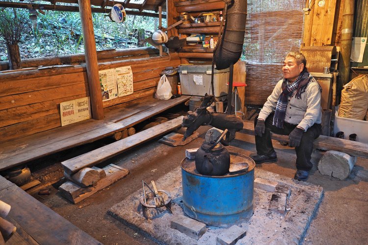 醍醐の“炭焼き村”にある三太郎小屋。炭焼き仲間が集う囲炉裏で三太郎さん。