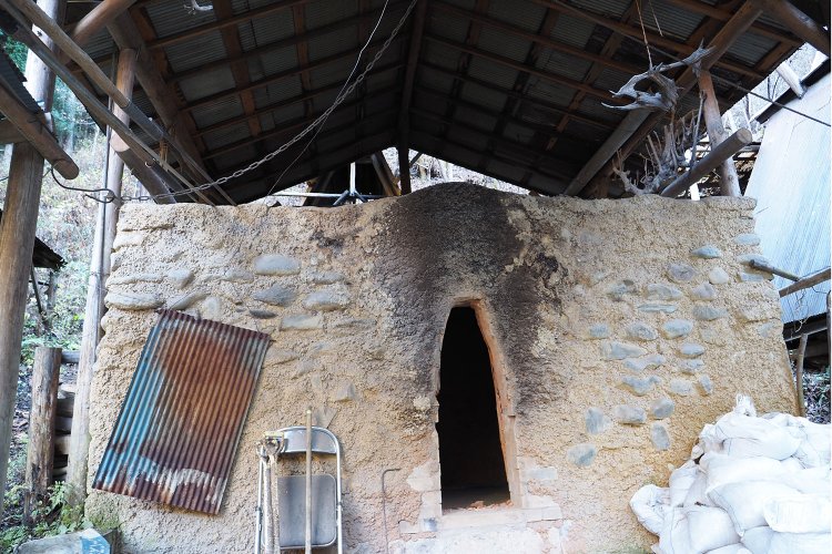 炭焼きの窯は現在、8カ所ある。