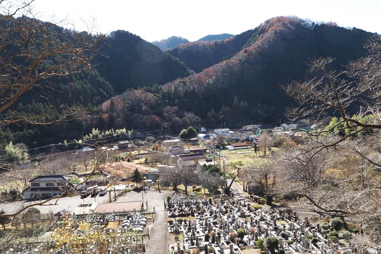 「夕焼け小焼け」の鐘が鳴った興慶寺の鐘楼からの展望。そばに中村雨紅の「ふる里と母と」の碑もある。