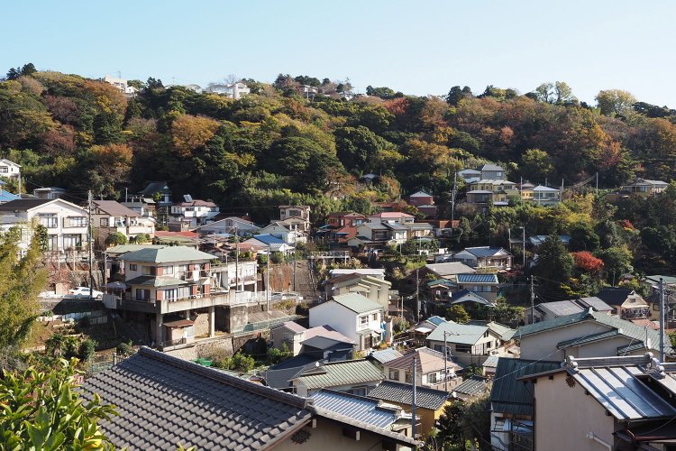 国道135号から福浦集落にすぐ入らずに国道をそのまま進めば、西側から集落の全体が見える。