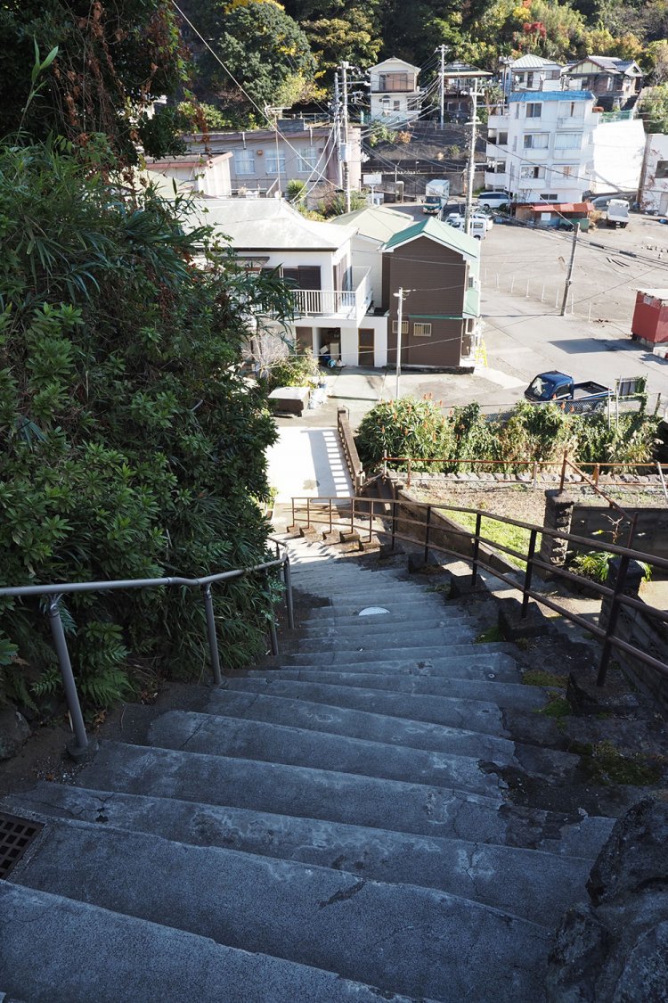 港へ下りる石段。集落内にはかなりの石段があるが、筆者が調べた限りでは50～55カ所。