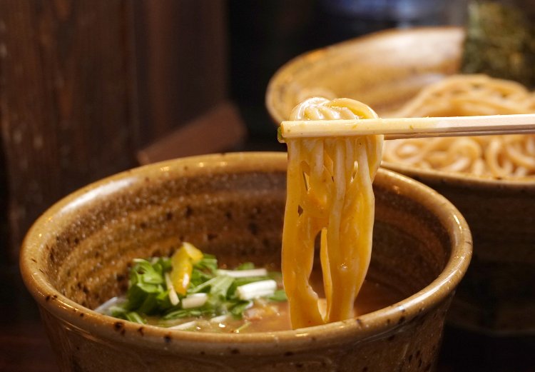 麺も極太、とろみのあるスープ。持つ手が重い！