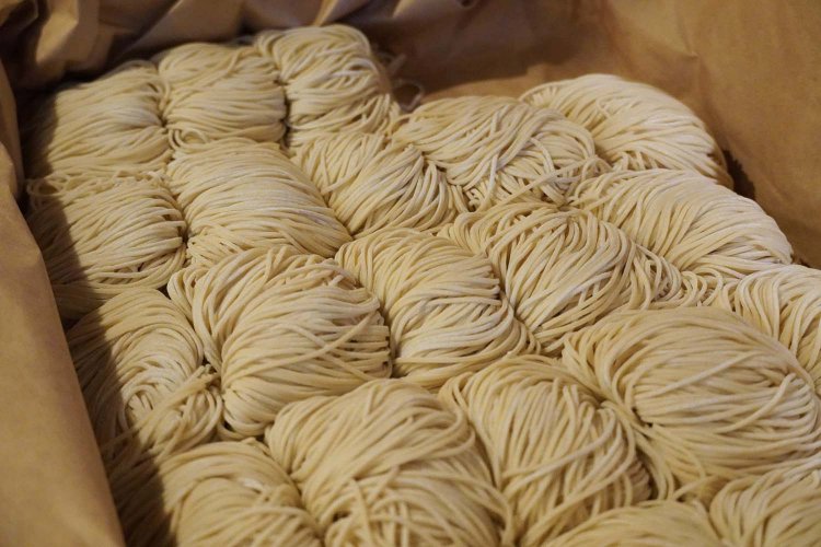 すする長さも追究して作ってもらった麺。茹で前で1玉150gとちょうどよい。