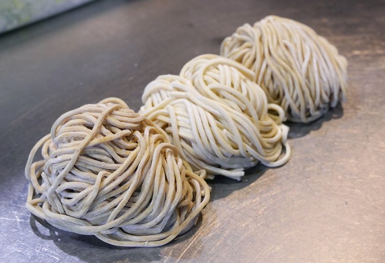 左から、極太胚芽麺、太もちもち麺、太国産小麦麺の3種類から選べる。夏には平打ち麺も登場。