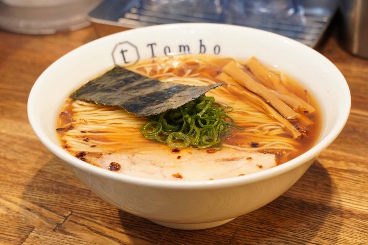 淡麗でやや透き通ったスープは、3種類の出汁の調和がバランスよい。