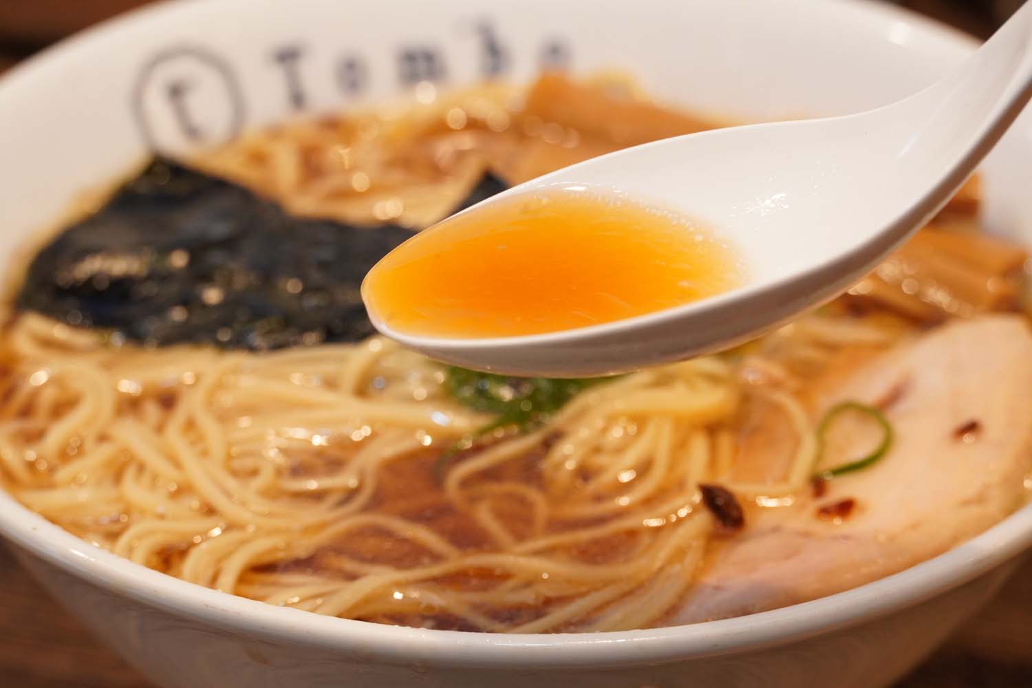 淡麗でやや透き通ったスープは、3種類の出汁の調和がバランスよい。