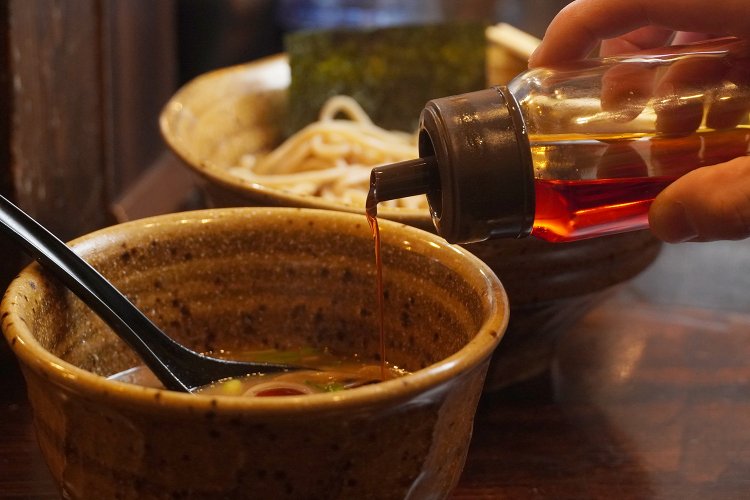 味変にはごま油で作ったラー油がオススメ。