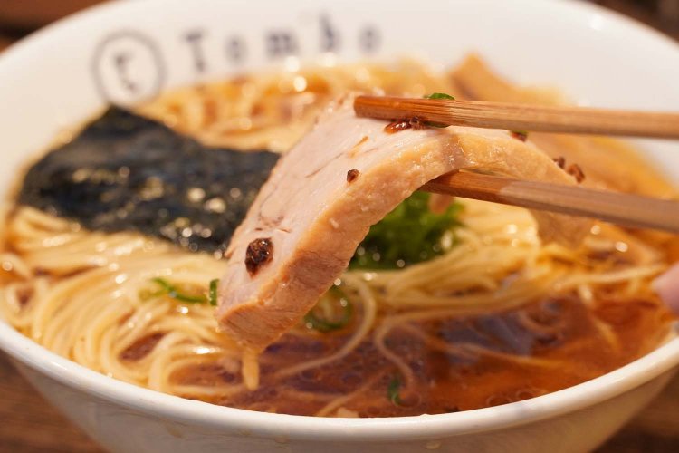 チャーシューもスープのエキスをしっかり吸い込んで、ジューシーだ。