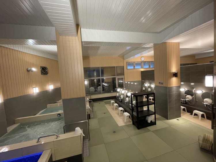 畳が敷かれた浴室は穏やかな色調。