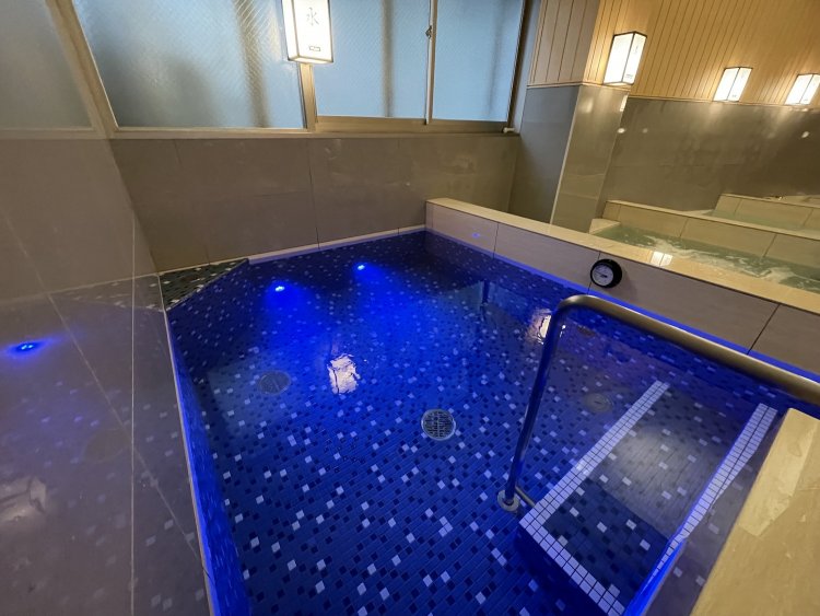 青いライトで目にも涼やかな水風呂。