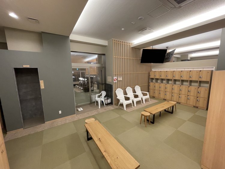 脱衣所内にもととのいスペースあり。