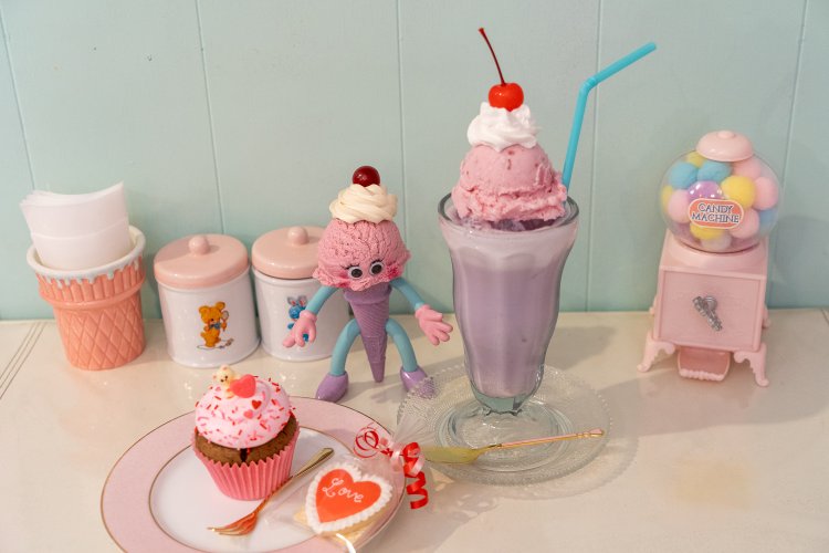 トドルパフフロート750円、カップケーキ600円、アイシングクッキーは500円前後。