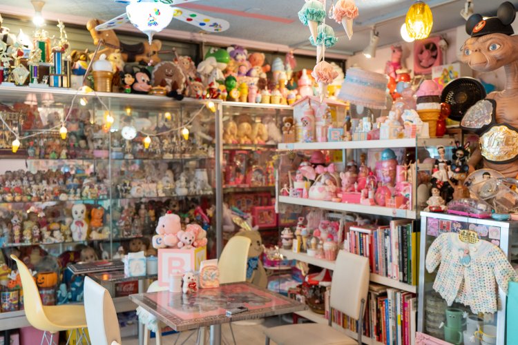 店内のガラスケースに飾られているのはおもちゃ屋さんとしての商品。