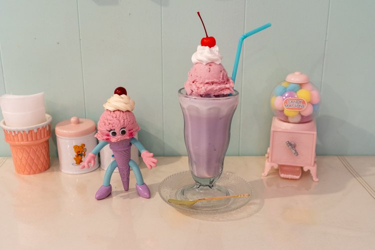 トドルパフフロート750円。左にあるアイス型のおもちゃはおもちゃメーカー『KAIEDA FLAVORS』と 『トドルパフ』 がコラボした限定フィギュア「Sweet Shine Skips」。