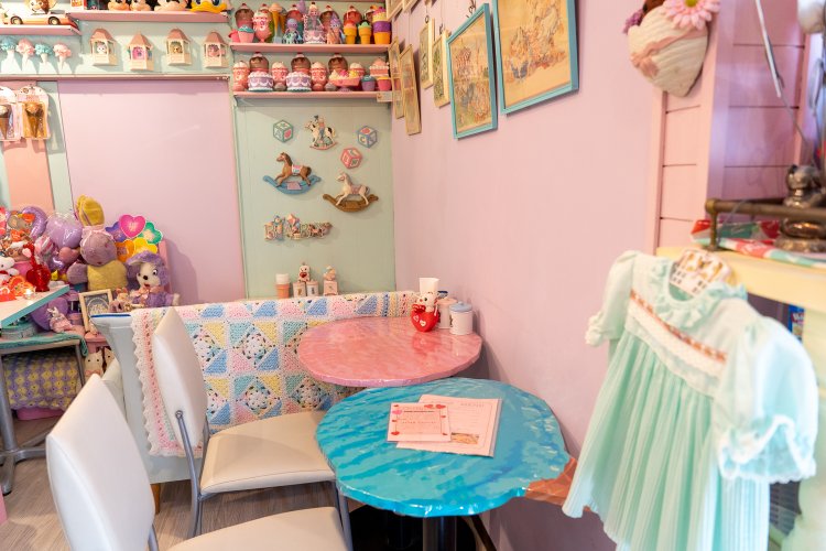 ブルーとピンクのテーブルはアイスクリーム型なのだ。