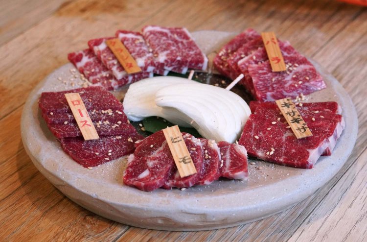 写真は2人前。部位を書いた短冊の黒文字と赤文字は、焼き加減に違いだ。