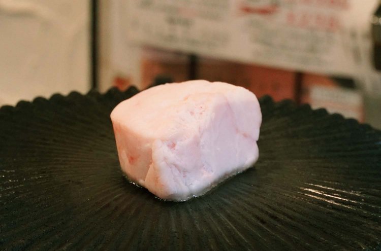 鉄板をまんべんなくコーティングできる大きな馬脂にも驚く。