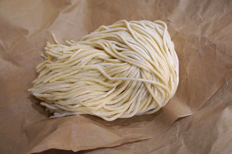 麺の改良も行われ、以前使用していた麺に比べわずか0.4ミリ細くした。