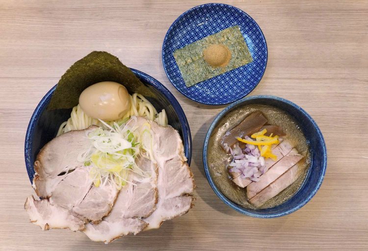 丼からはみ出るほどのチャーシュー3枚、煮卵、ネギ、のりなどトッピングだけでもボリューム満点。