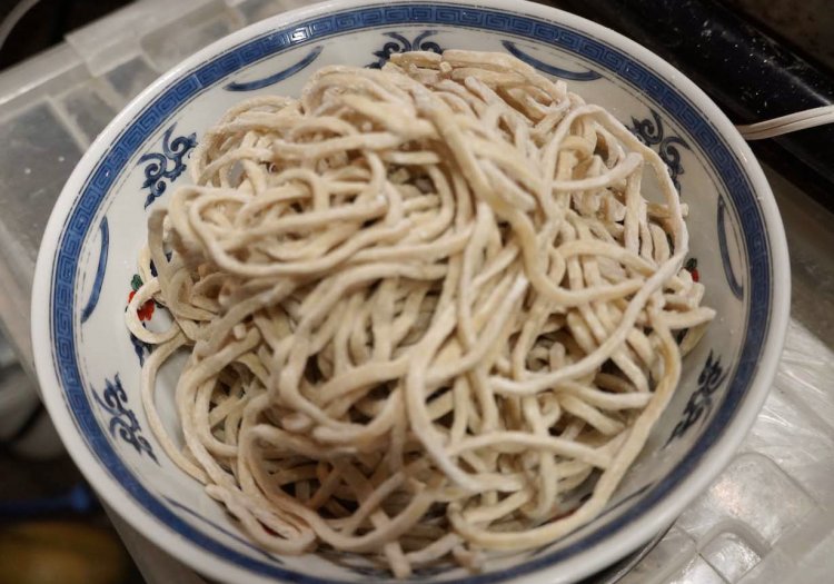 三河屋製麺の中太麺。甘みが感じられ、短めなので食べやすい。