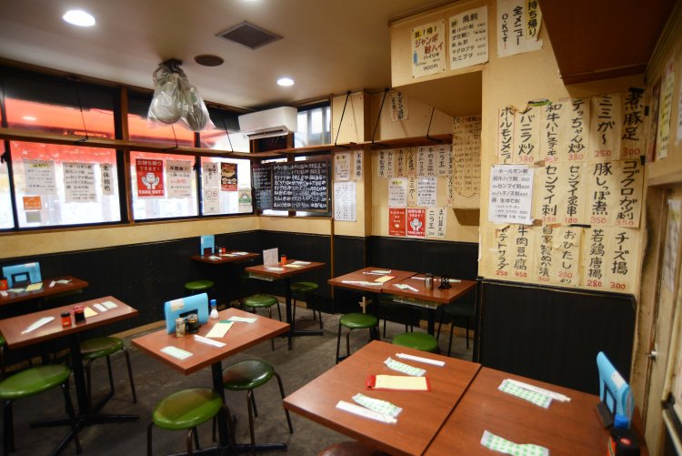 テーブル席の間隔はやや狭く、にぎやかな様子が想像できる。