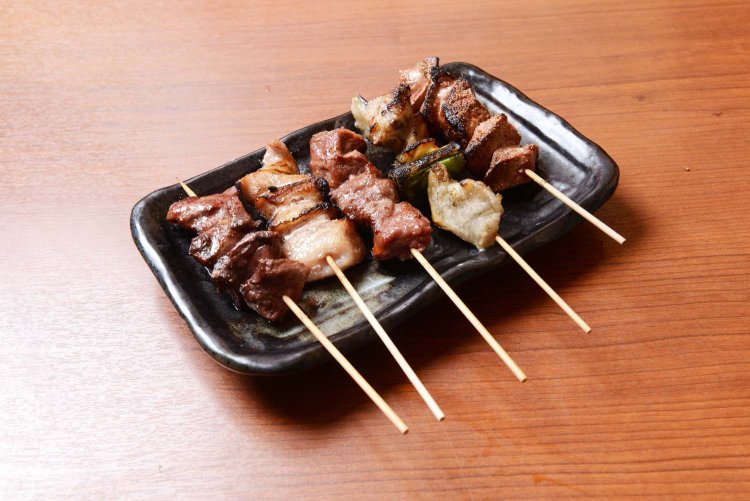 串5本セット。右からレバー、キク、カシラ、ピートロ、ハツ。