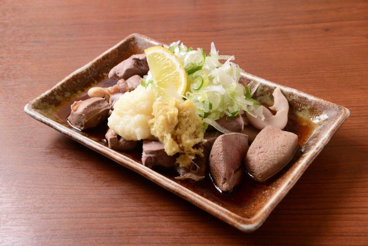 レバー、ハツ、タン、ガツ、コブクロの5種を盛り合わせた「ゆで盛」。