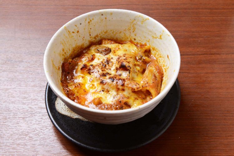 小鉢に盛られたカレーグラタン。表面を炙っているので香ばしい。