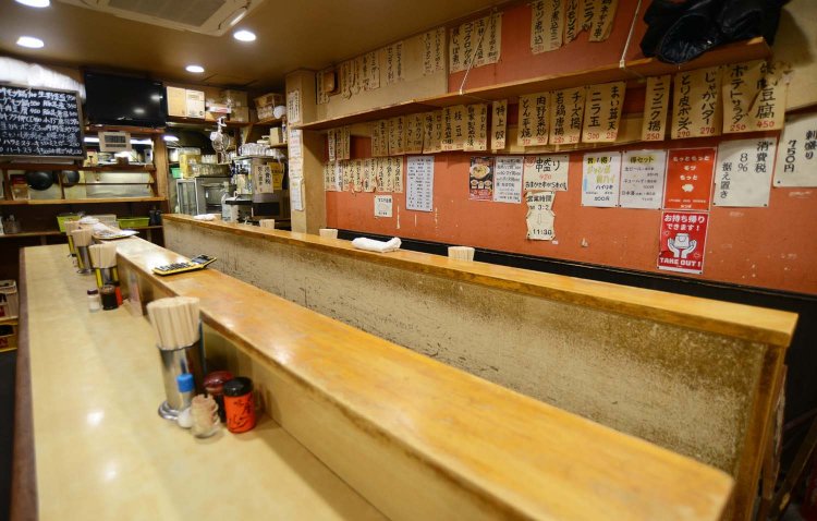 店内は二の字のカウンターとテーブル席。いかにも大衆酒場という造りだから一人でも気軽に利用できる。