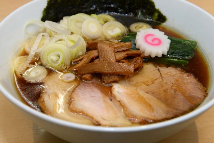 チャーシューやメンマなど具だくさんの醤油ラーメン。