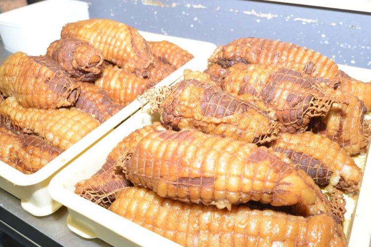 取材時はちょうどチャーシューを仕込んでいた。大量のチャーシューは大迫力。