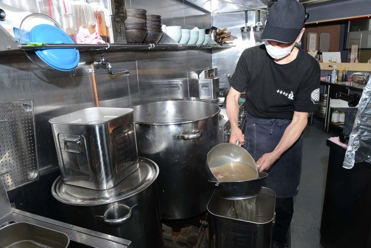 スープは丁寧に漉すことで、最良の状態を保っている。