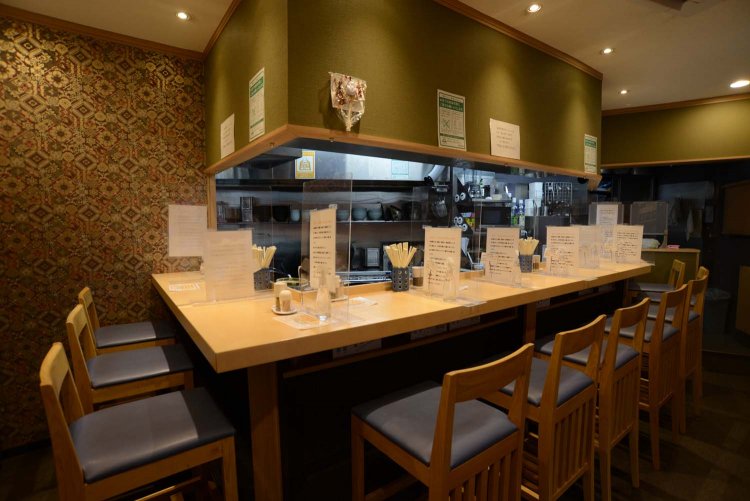 厨房が大きく取られて店内。カウンター席だけだが広々としている。