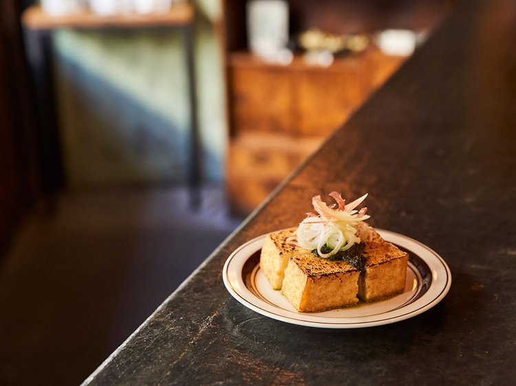 おすすめのアレンジは、焼いた厚揚げに「Saténの茶葉ジェノベーゼ」、刻んだネギやみょうがなどの薬味をのせた居酒屋風レシピ。やはり最後には醤油をひとまわし