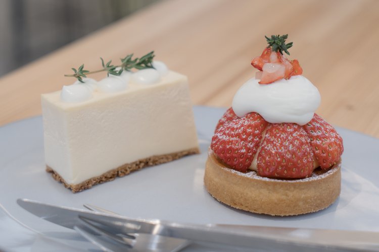 レアチーズケーキ450円といちごのタルト560円。どちらもハーブのタイムをアクセントに。