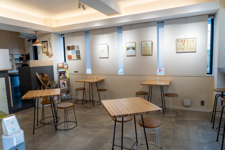 レンタルギャラリーはお休み中。現在飾られている絵は、親族によるものや家族のコレクションなど。