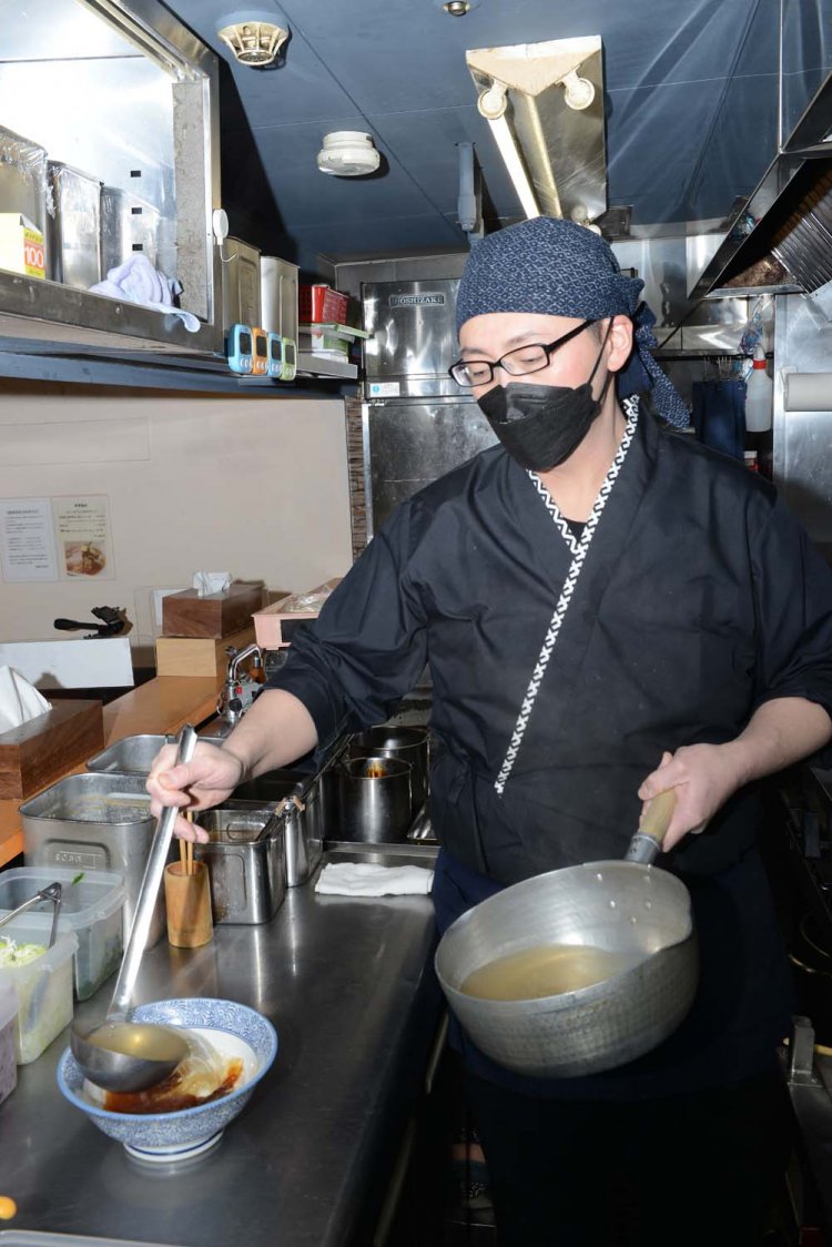 ハマグリの旨みが凝縮したスープを注ぐ店長の本間有さん。