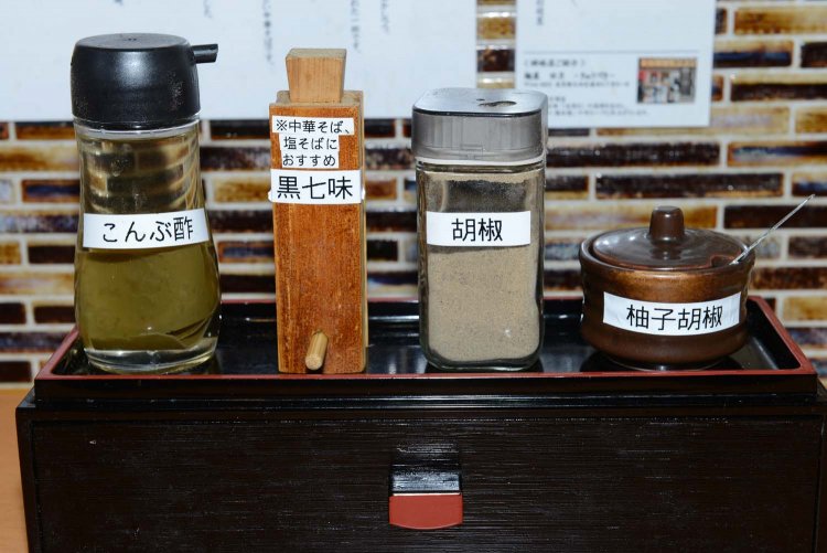 箸入れの上に置かれた4種類の調味料。