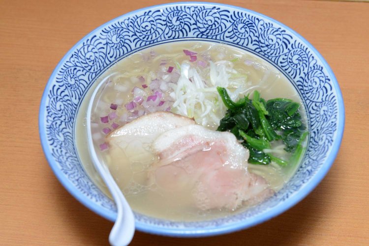 キリッとした塩ダレがハマグリの旨さをさらに引き出している、蛤塩そば980円。