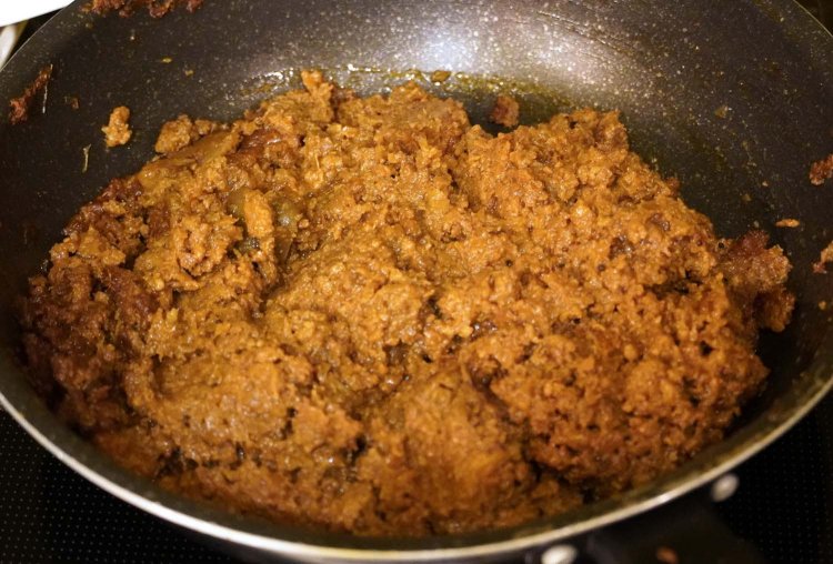 玉ネギや挽き肉をじっくり炒めることで、旨みが凝縮したドライカレーができあがる。