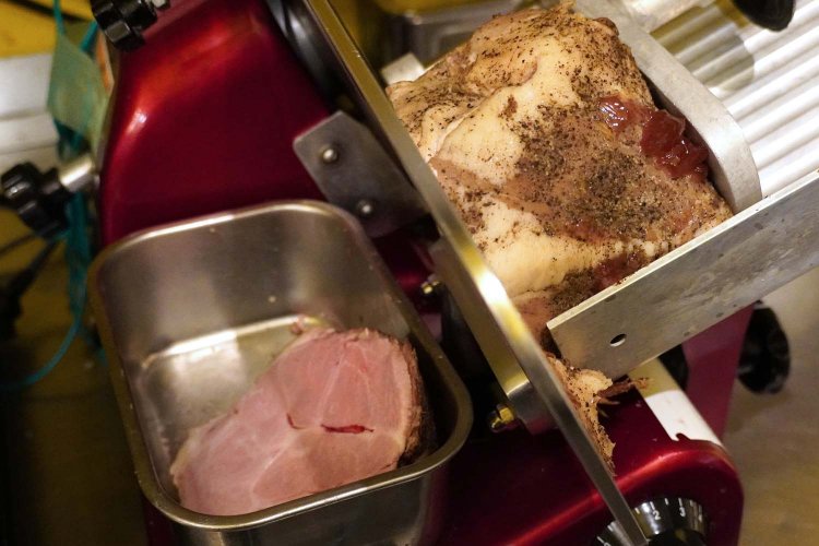 つけ麺に合わせるローストポークも自家製で、低温調理だから口溶けがよくやわらかい。