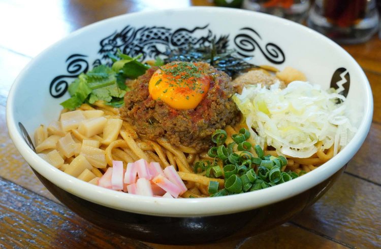 麺の量は茹で上げで約350g。太麺なのでガツンとお腹にたまる一皿だ。