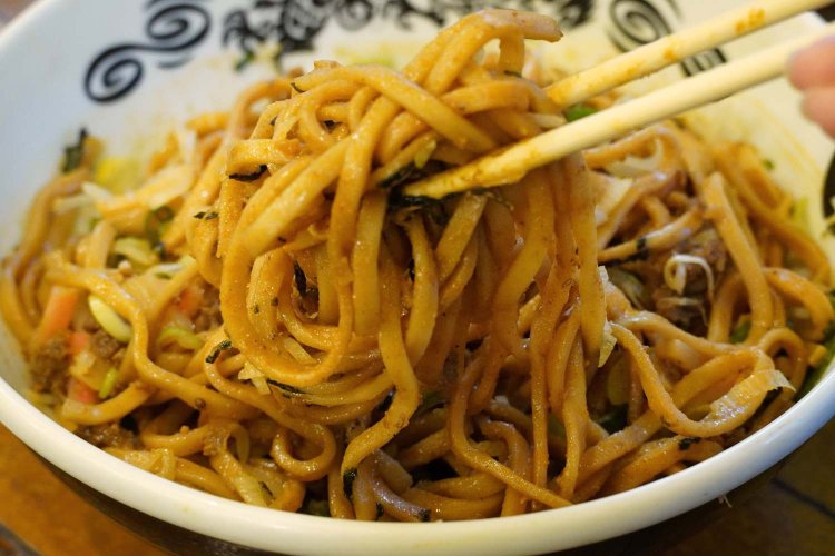 ずっしり具材が絡まった太麺は、硬めながら、噛むとモッチリとおいしい。