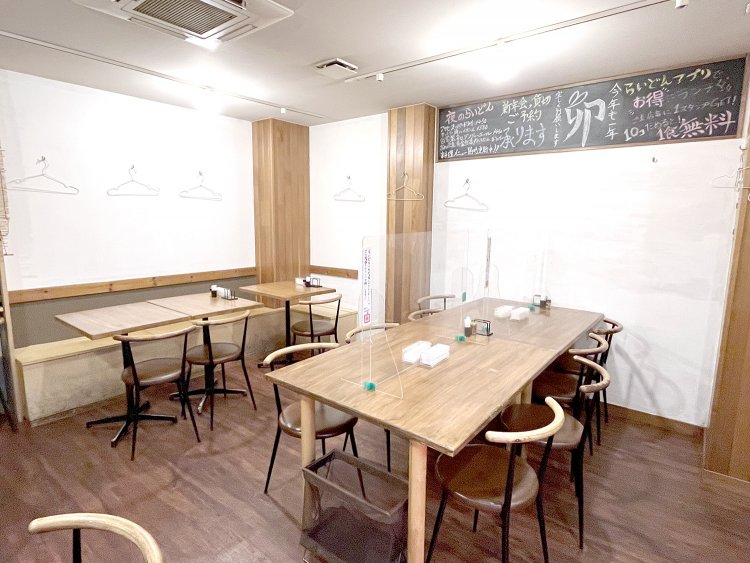 シンプルでナチュラル感のある店内。